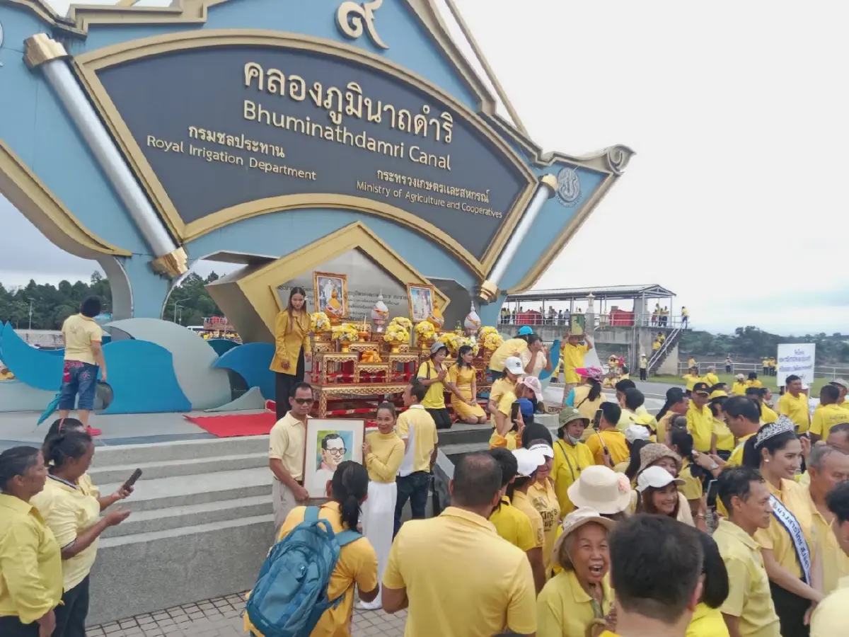ชาวหาดใหญ่ ใส่เสื้อเหลืองรำลึกพระมหากรุณาธิคุณ ในหลวง ร.9 บรรเทาน้ำท่วม