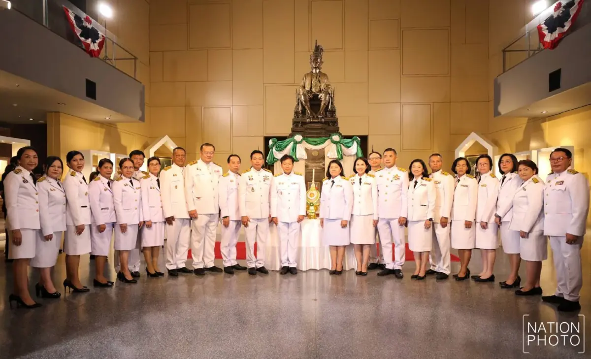 (ภาพ) รัฐสภาถวายราชสักการะพระบรมราชานุสาวรีย์รัชกาลที่ 7 วันรัฐธรรมนูญ