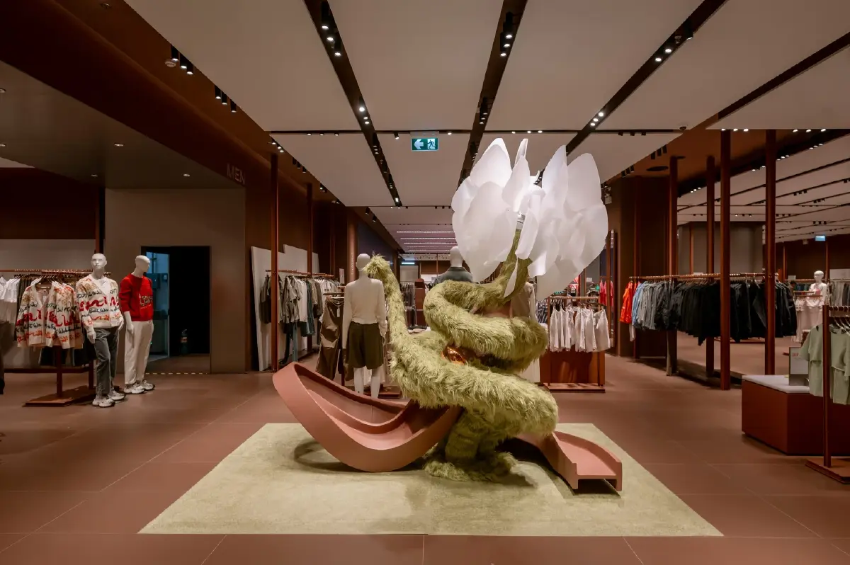 FMG บุกตลาด ฟาสต์แฟชั่น ไทย เปิด 2 แฟล็กชิพสโตร์ URBAN REVIVO-BENLAI วัน แบงค็อก