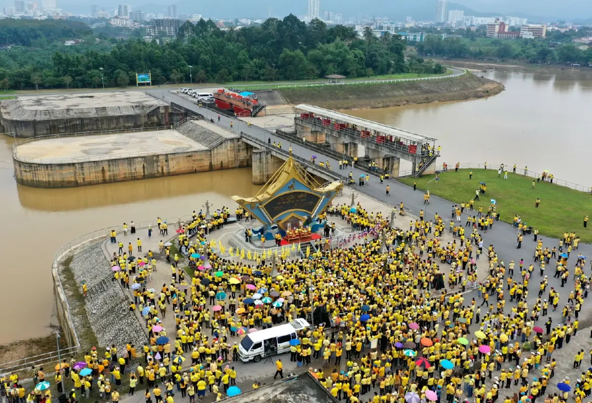 ชาวหาดใหญ่ ใส่เสื้อเหลืองรำลึกพระมหากรุณาธิคุณ ในหลวง ร.9 บรรเทาน้ำท่วม