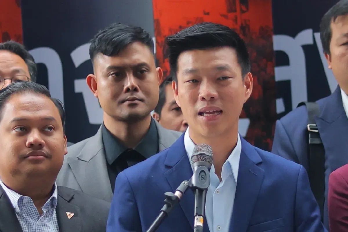 นายณัฐพงษ์ เรืองปัญญาวุฒิ หัวหน้าพรรคประชาชน