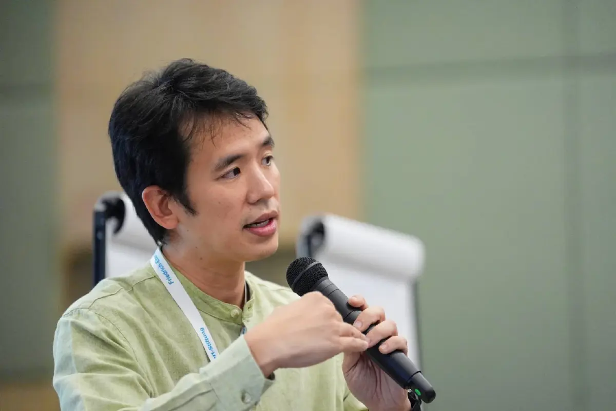 ผศ.ดร.ธร ปีติดล อาจารย์คณะเศรษฐศาสตร์ 