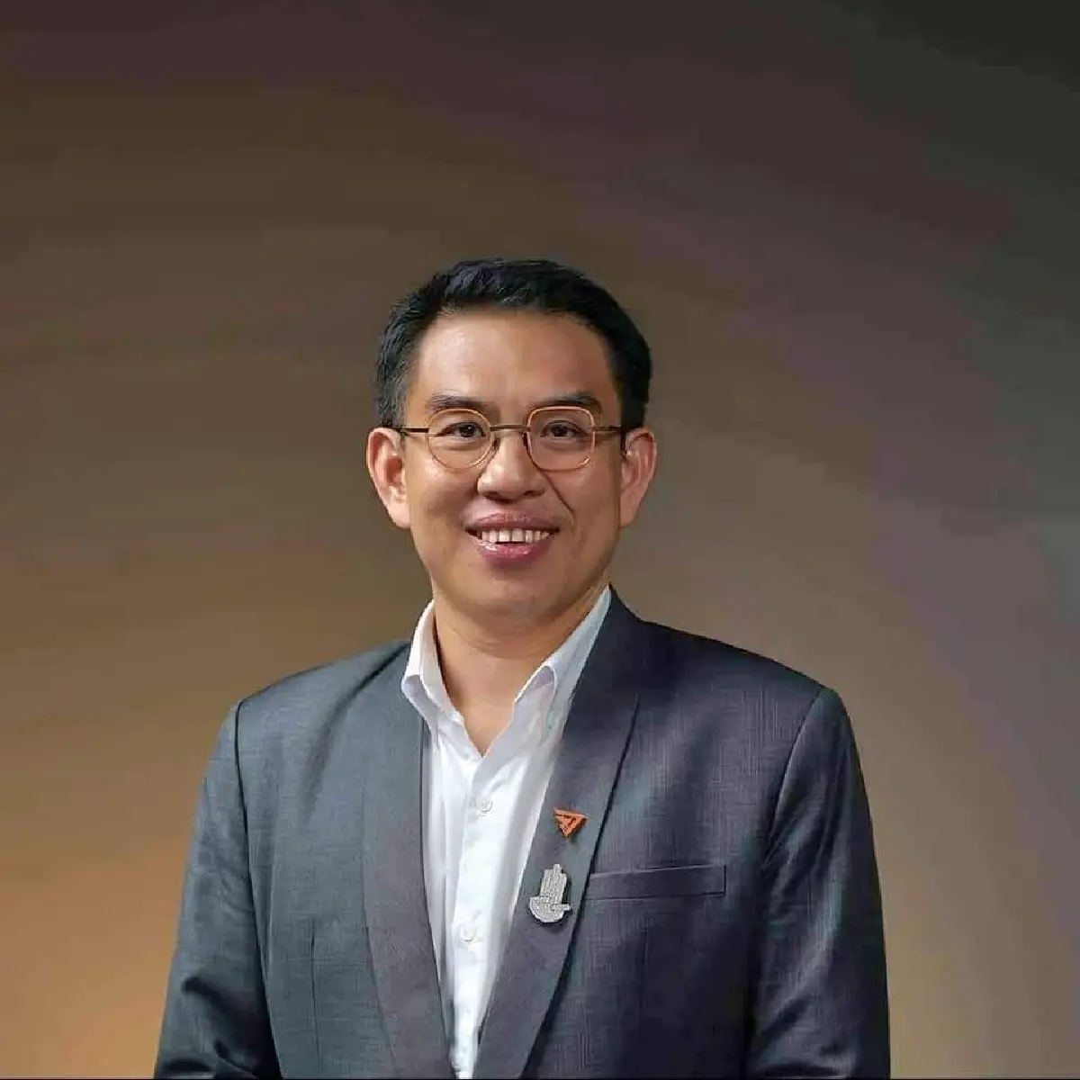 นายวิโรจน์ ลักขณาอดิศร