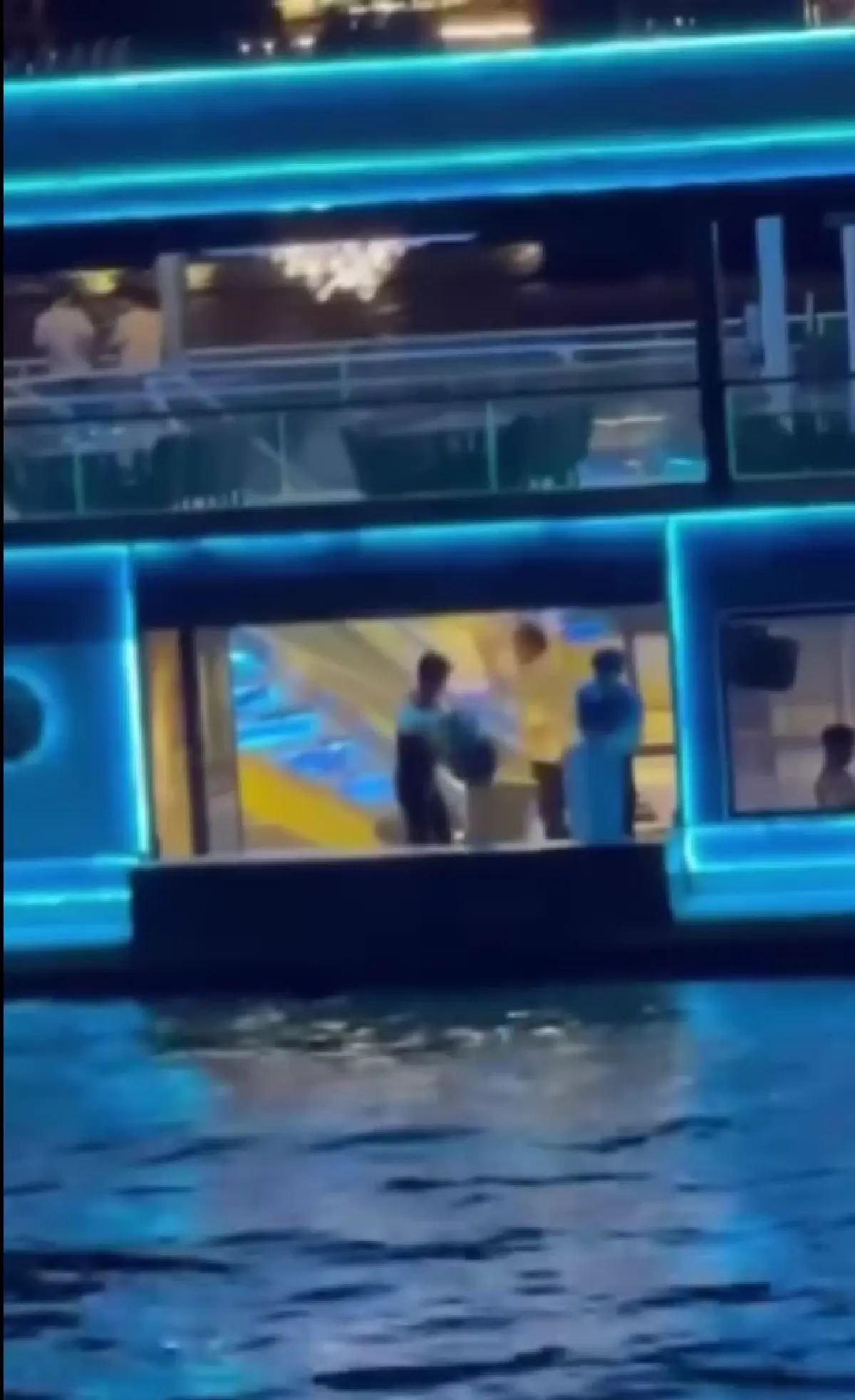 กทม.-กรมเจ้าท่าบุกจับเรือภัตตาคารทิ้งขยะลงน้ำ ไร้ใบอนุญาต