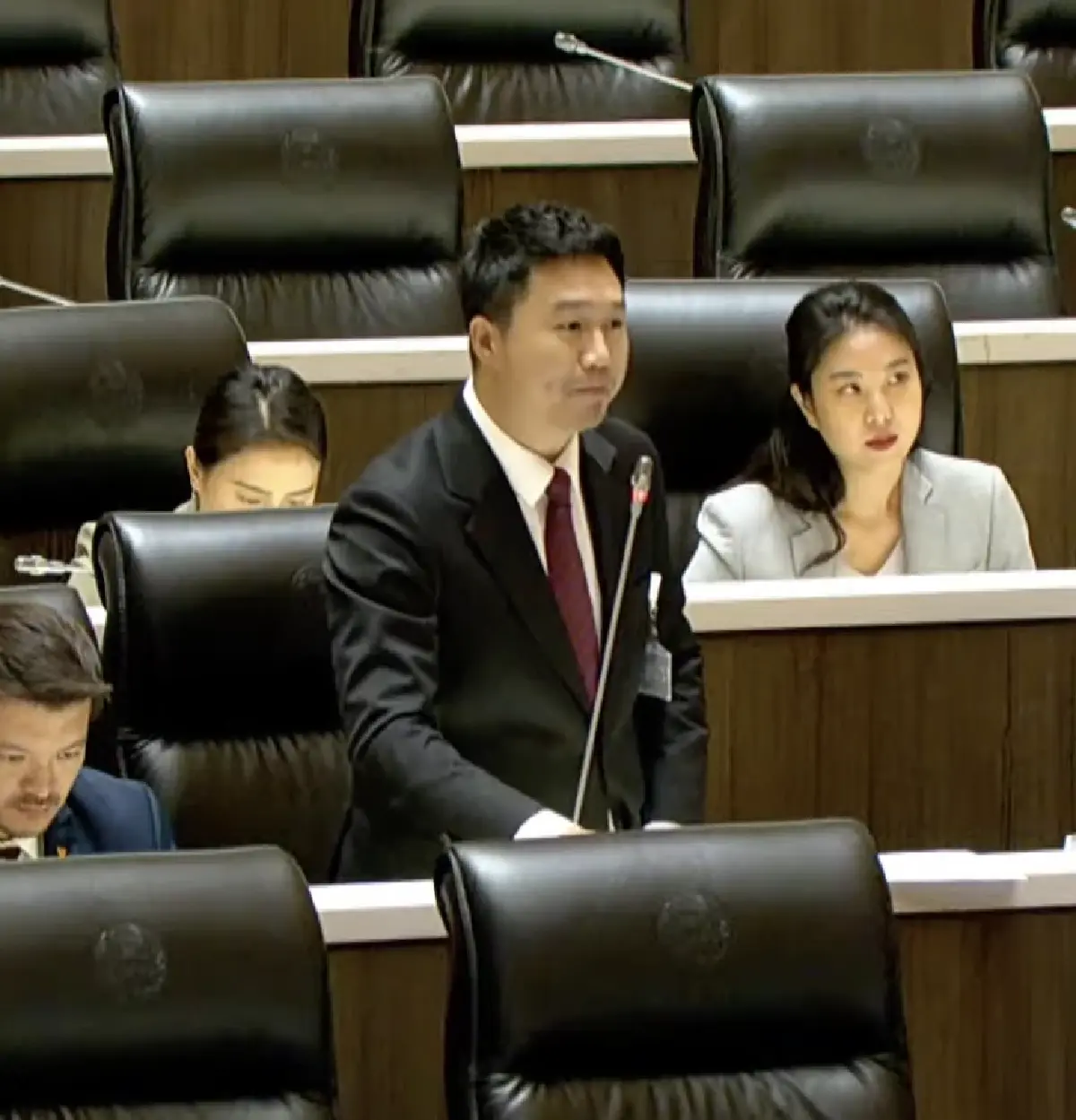  นายวรภพ วิริยะโรจน์ สส.บัญชีรายชื่อ พรรคประชาชน 