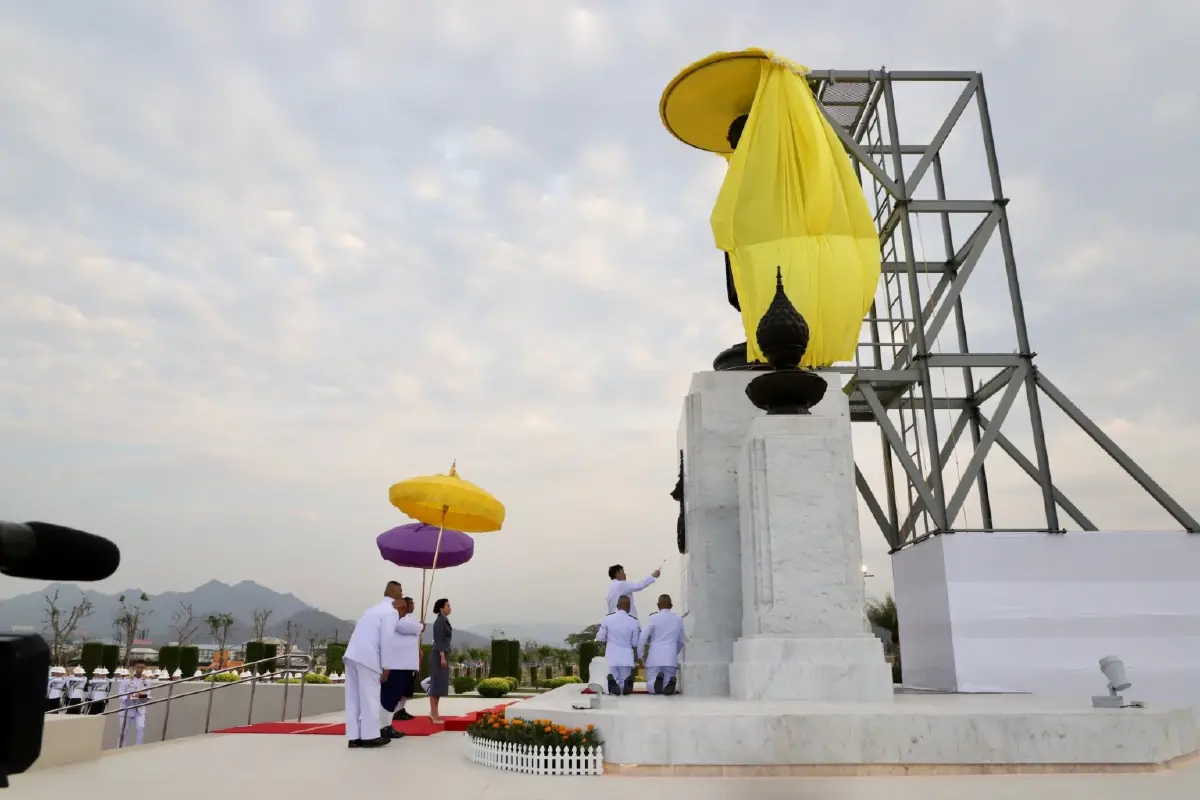 ในหลวง พระราชินี ทรงเปิด ร.ร.นายเรืออากาศนวมินทกษัตริยาธิราช