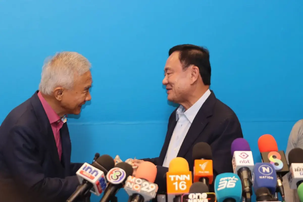 ทักษิณ เดินทางร่วมงานวันเกิด สุวัจน์