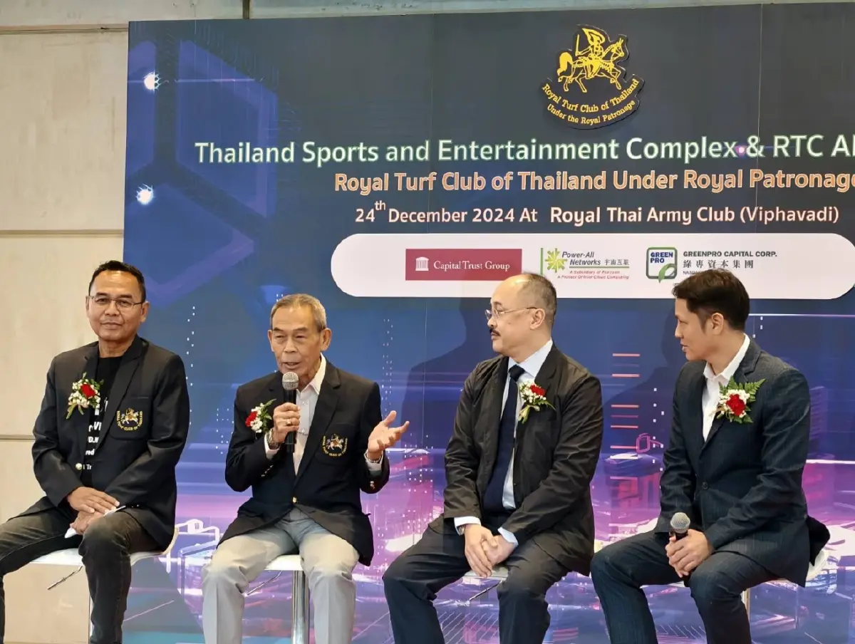 ภาพในงานแถลงข่าวเมื่อวันที่ 24 ธันวาคม 2567 ที่สโมรสรทหารบก ถนนวิภาวดี ที่มี พล.อ.จำลอง พร้อมด้วย พันเอกพันธุ์ธัช แสงโชติ กรรมการอำนวยการและเลขาธิการสมาคมฯ พร้อมด้วยนักธุรกิจชาวฮ่องกง