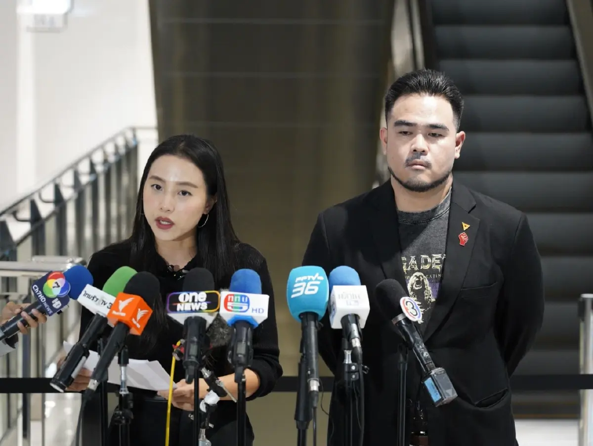  น.ส.รักชนก ศรีนอก นายสหัสวัต คุ้มคง