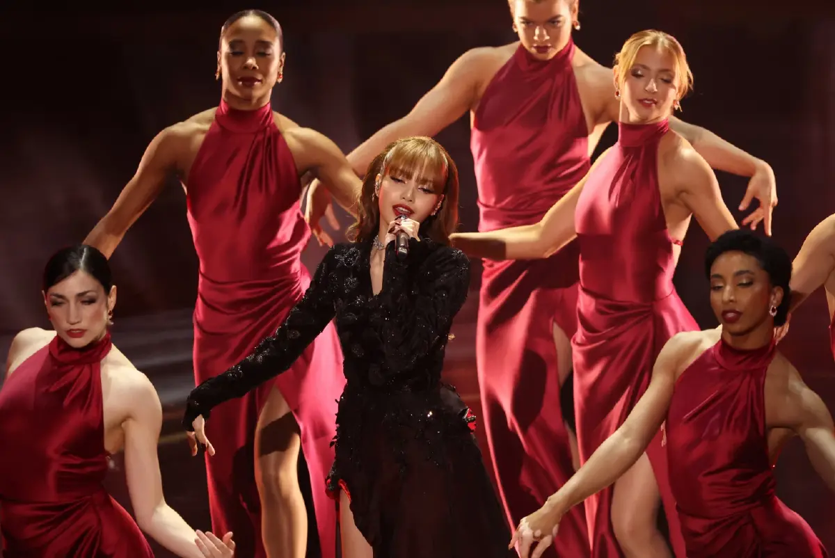 ลิซ่า จัดเต็ม สวมทักซิโดโชว์พิธีเปิดเวทีออสการ์ อย่างยิ่งใหญ่