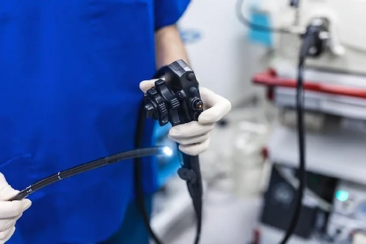 ครั้งแรกของโลก แพทย์อังกฤษผ่าตัดเนื้องอกสมองผ่านเบ้าตา