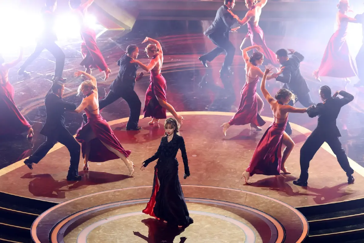 ลิซ่า จัดเต็ม สวมทักซิโดโชว์พิธีเปิดเวทีออสการ์ อย่างยิ่งใหญ่