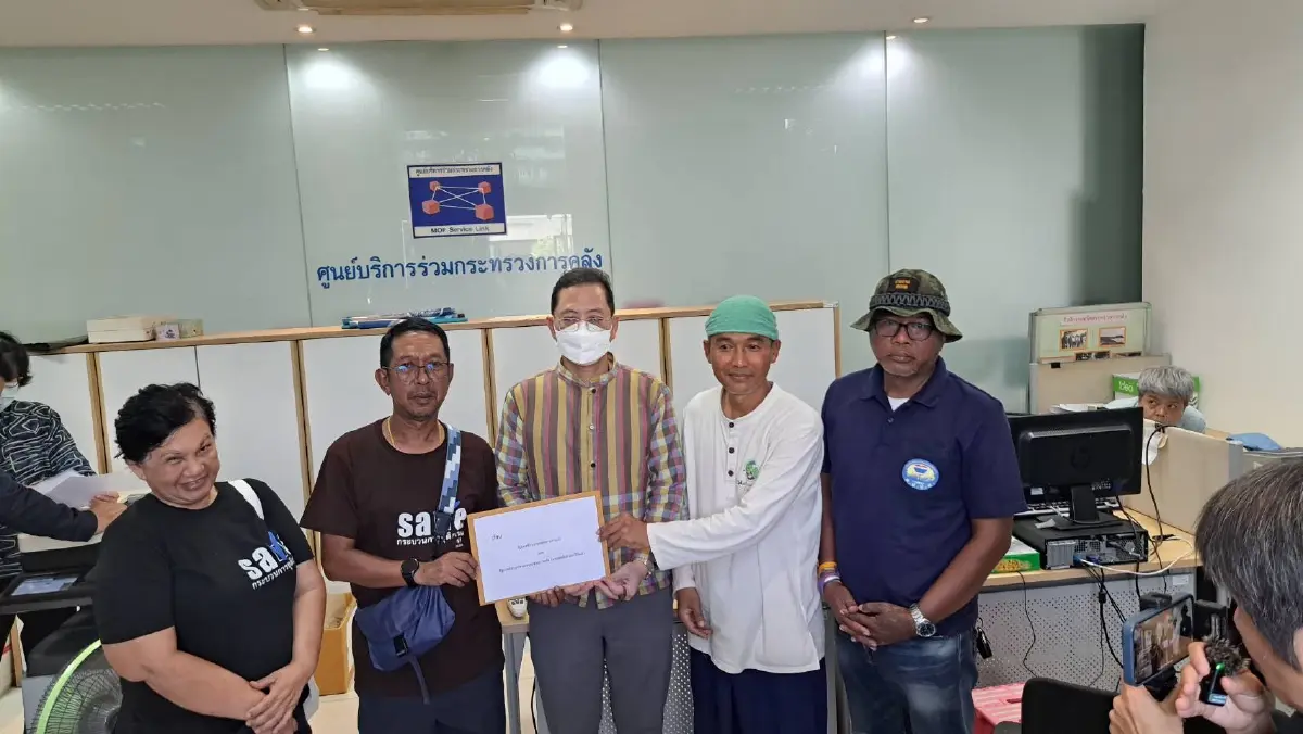 ม็อบ "คปท.-ศปปส.-กองทัพธรรม" บุก "คลัง" ยื่นหนังสือค้านกาสิโน