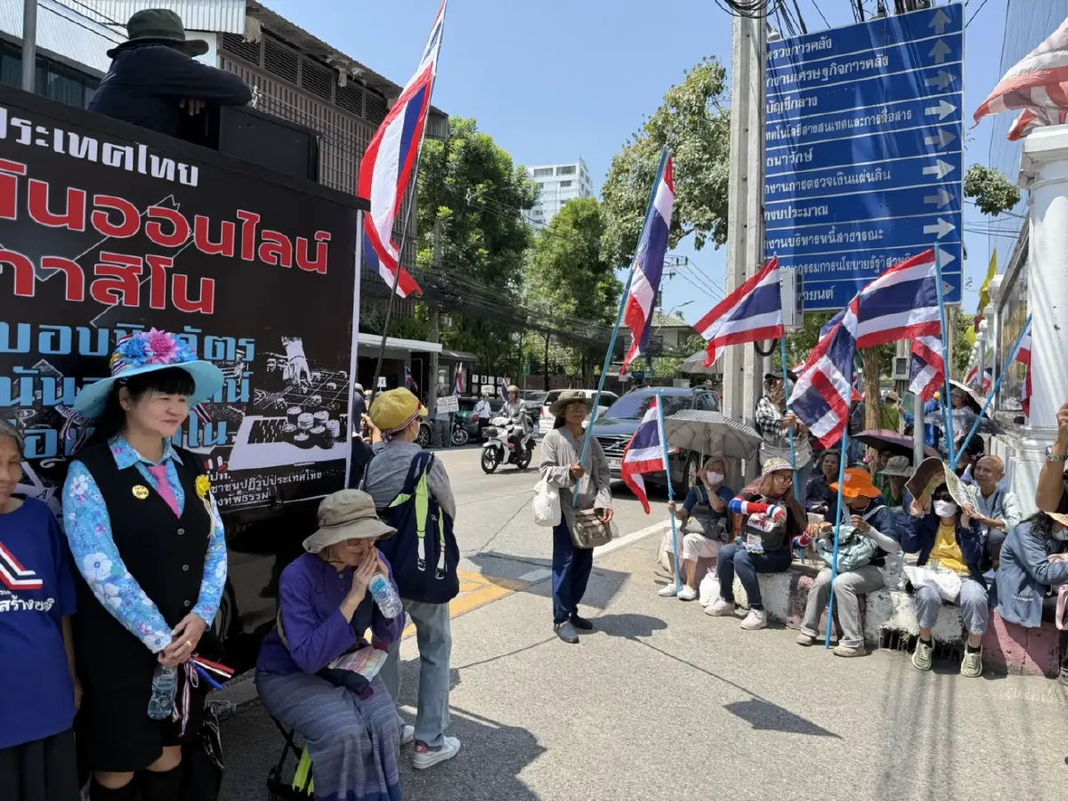ม็อบ "คปท.-ศปปส.-กองทัพธรรม" บุก "คลัง" ยื่นหนังสือค้านกาสิโน