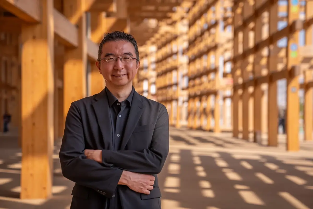 สถาปนิกโซ ฟูจิโมโต้ ภายในแกรนด์ริง โครงสร้างไม้ขนาดใหญ่ที่ล้อมรอบพื้นที่จัดงานเอ็กซ์โป 2025 / ภาพ: Yumi Asada/CNN