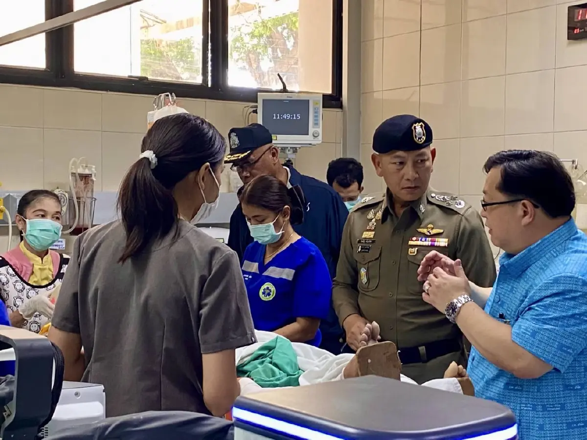 ผบ.ตร.ทำความเคารพศพลูกน้อง5รายเสียชีวิตเหตุเครื่องบินเล็กตก