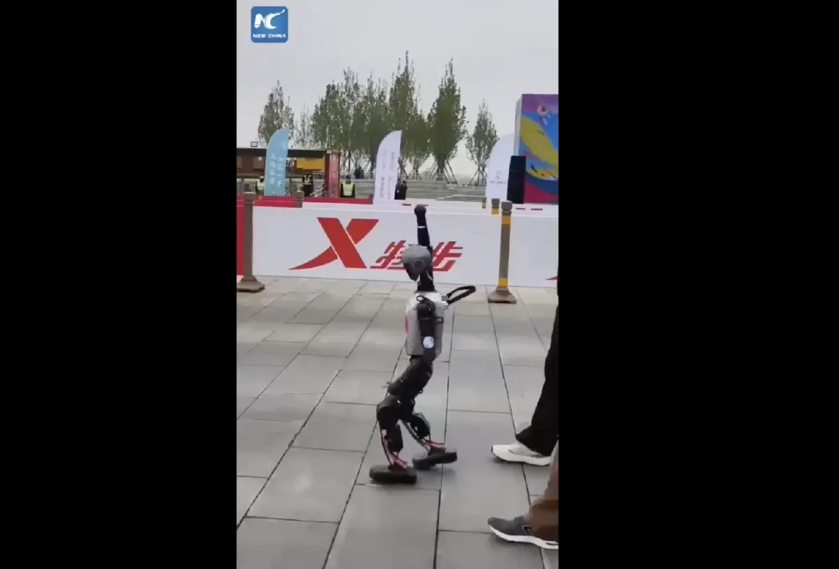 ครั้งแรกของโลก! จีนจัดงานวิ่งมาราธอน 'หุ่นยนต์' วิ่งร่วมกับ 'คน'