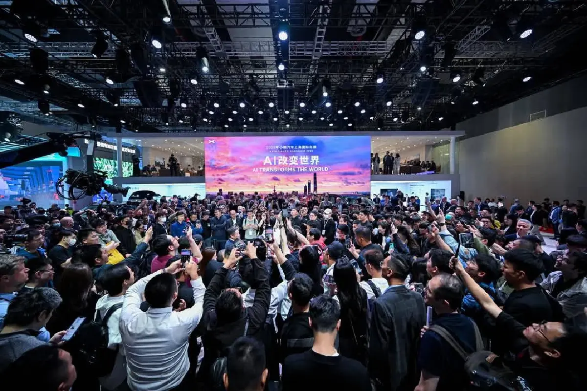 หุ่นยนต์ฮิวแมนนอยด์ พี่จีนสุดฟีเวอร์! ล่าสุดโผล่งานเปิดตัวรถ!