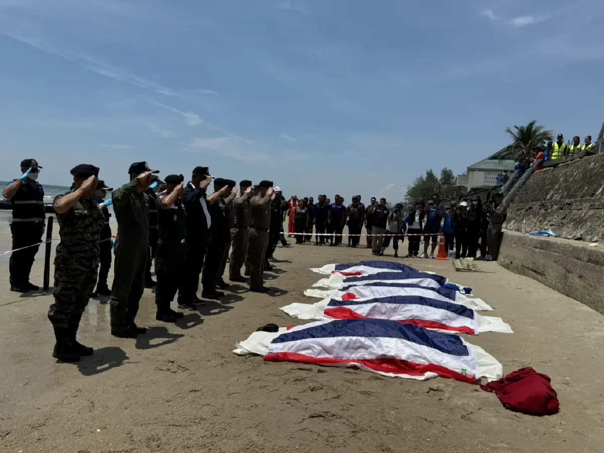 ผบ.ตร.ทำความเคารพศพลูกน้อง5รายเสียชีวิตเหตุเครื่องบินเล็กตก