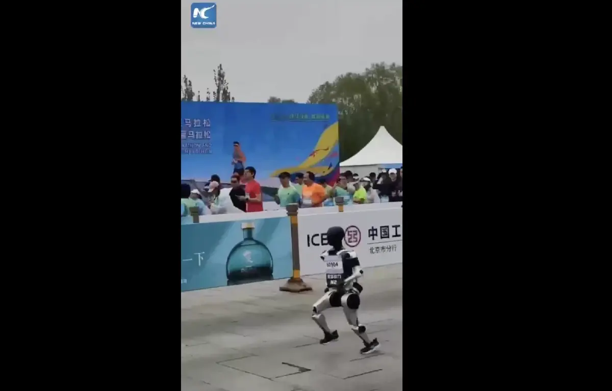 ครั้งแรกของโลก! จีนจัดงานวิ่งมาราธอน 'หุ่นยนต์' วิ่งร่วมกับ 'คน'