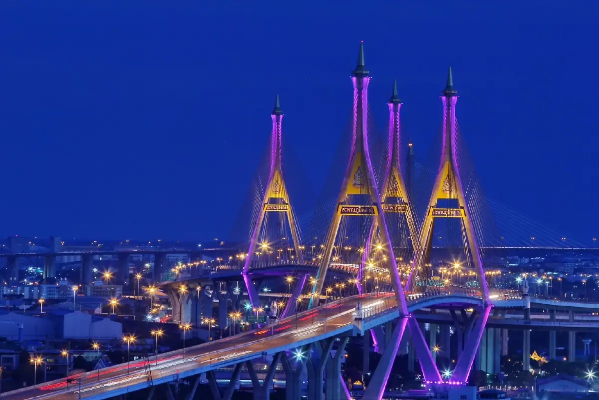 แสงสีตระการตา! ชวนชมไฟประดับสะพานเจ้าพระยา เฉลิมพระเกียรติฯ