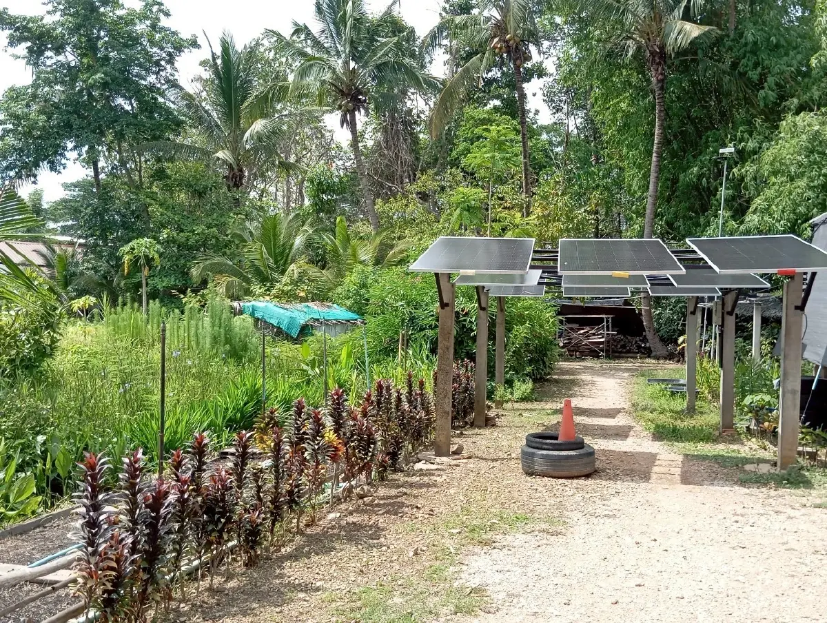 แผงโซลาร์เซลล์ที่ติดตั้งภายในบริเวณบ้าน