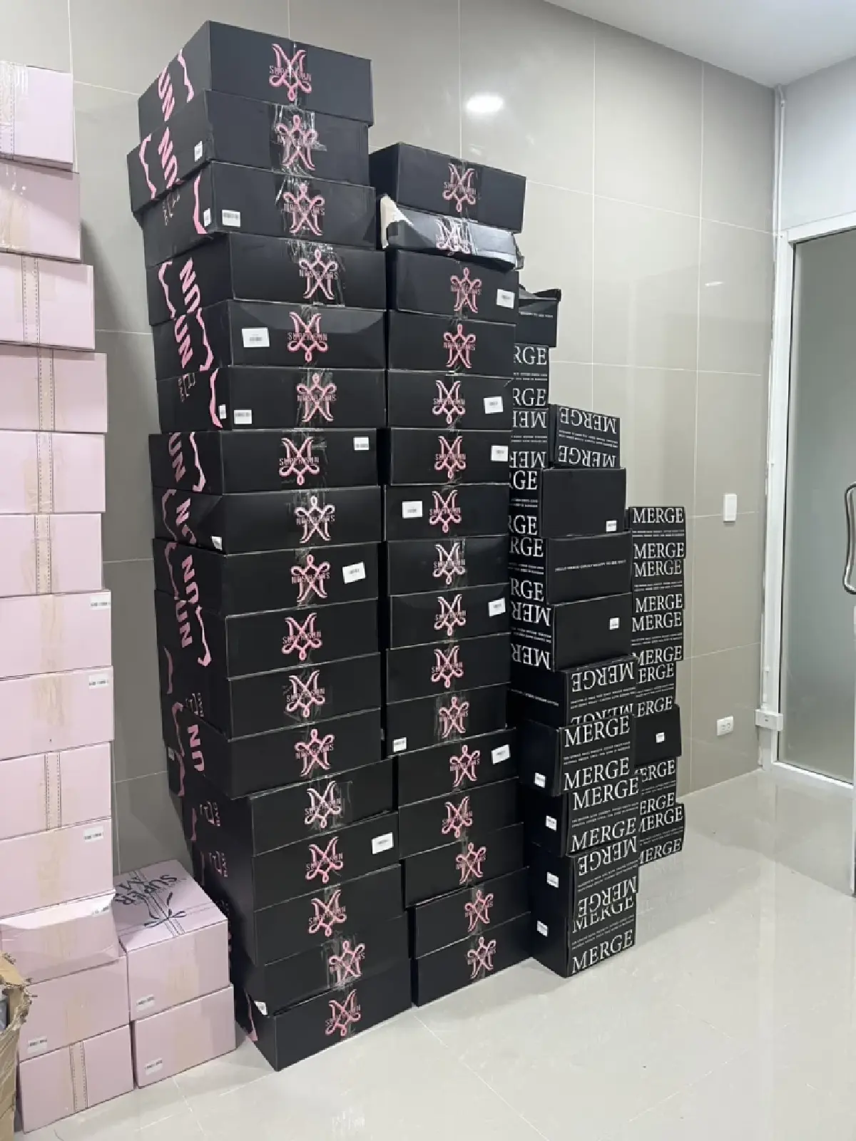 ทลาย! โกดังสินค้าเถื่อน จับ '2 จีนเทา' ปลอม "สากกะเบือยันเรือรบ"