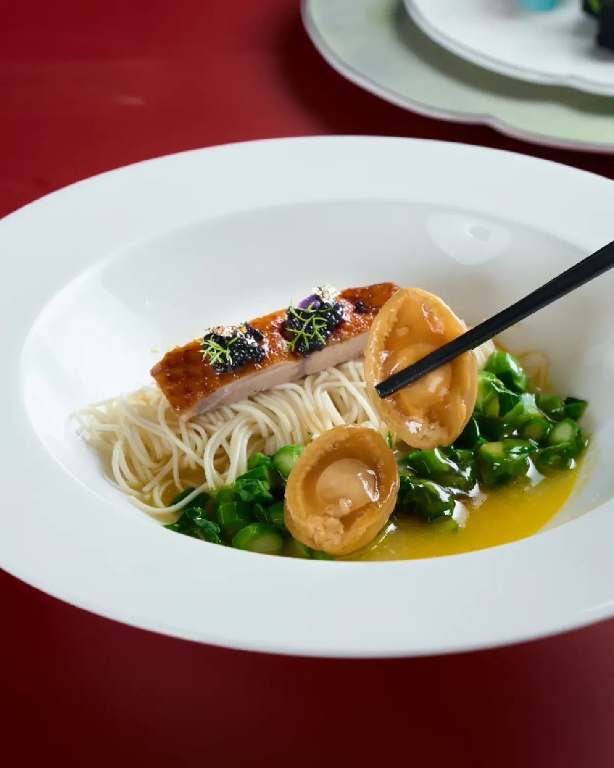 เป๋าฮื้อเนื้อออสเตรเลียกับเป็ดย่างบะหมี่ญี่ปุ่นน้ำแดง