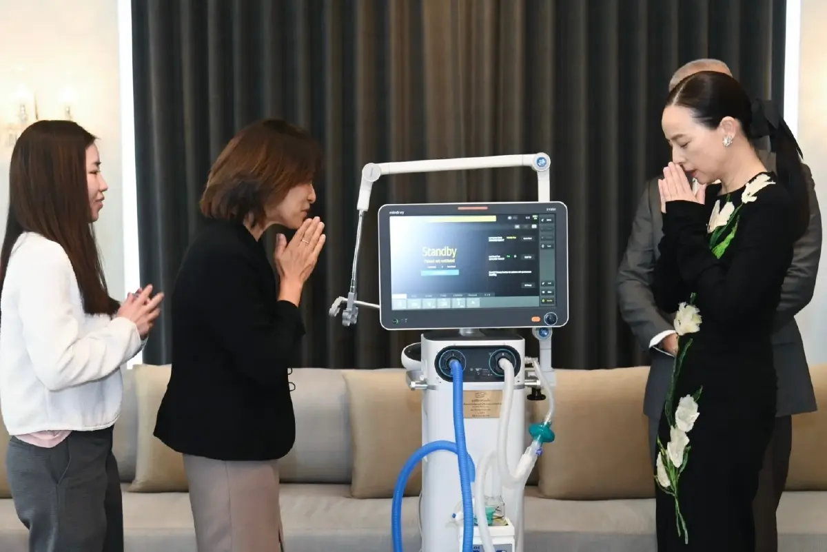 “มาดามแป้ง” นำทีมมูลนิธิมาดามแป้ง มอบเครื่องช่วยหายใจ แก่ รพ.เบตง จ.ยะลา