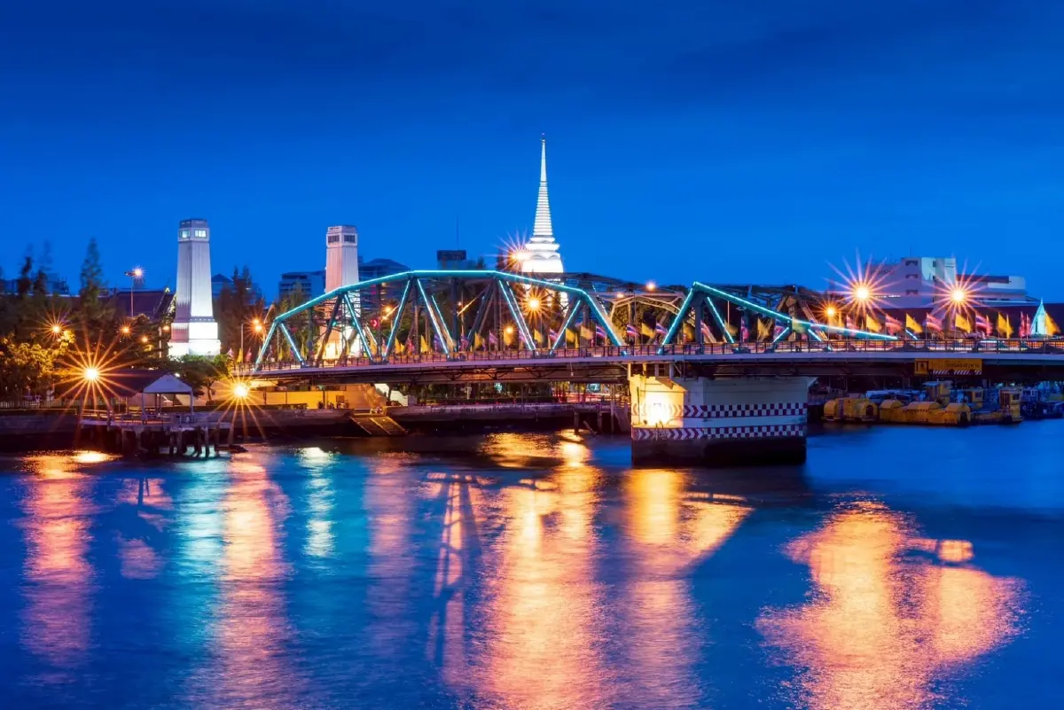 แสงสีตระการตา! ชวนชมไฟประดับสะพานเจ้าพระยา เฉลิมพระเกียรติฯ