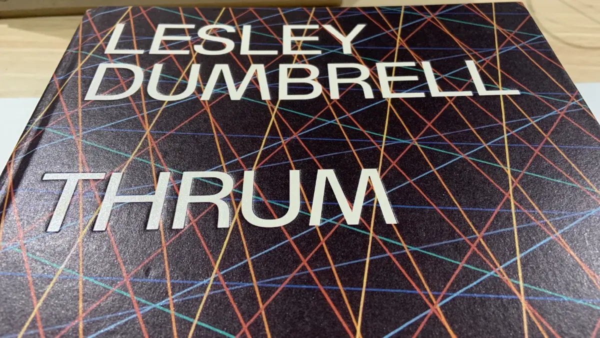 “เลสลีย์ ดัมเบรลล์” พลังในสี ผู้หญิง และการเดินทางระหว่างสองโลก