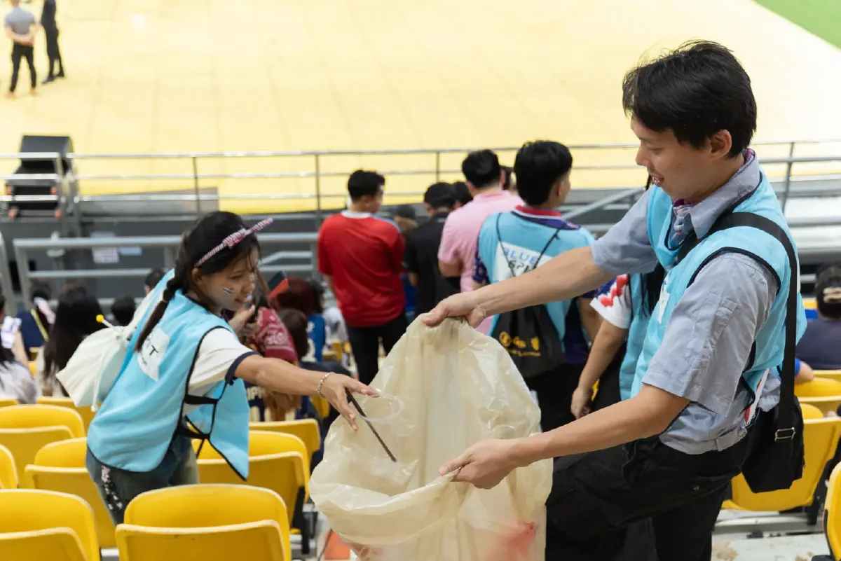 แฟนบอลไทยร่วมเก็บขยะเชียร์บอลสะอาดกับไดกิ้นในแคมเปญใส่ใจโลก