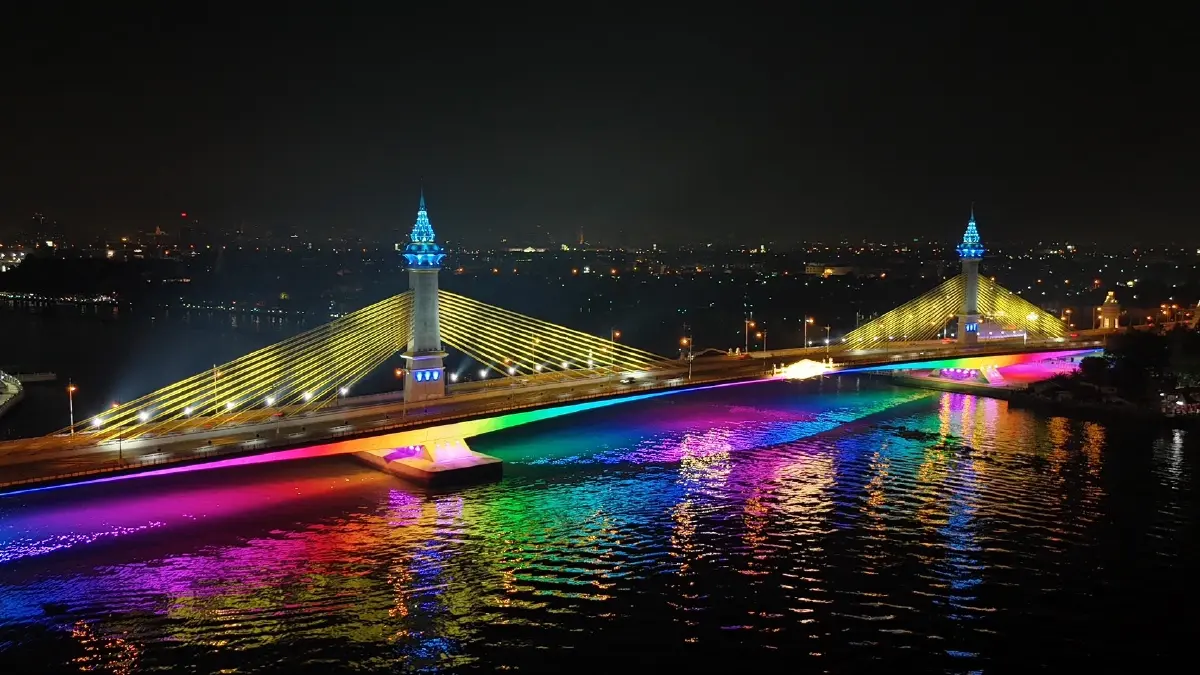 แสงสีตระการตา! ชวนชมไฟประดับสะพานเจ้าพระยา เฉลิมพระเกียรติฯ
