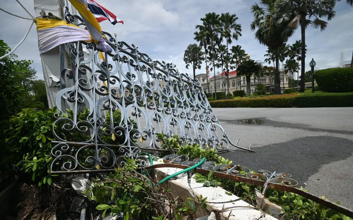 ชนสนั่นทำเนียบรั้วพัง! แท็กซี่เมาซิ่งถูกตำรวจรวบทันควัน