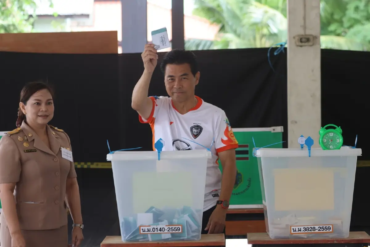 "สุวัจน์-เทวัญ" ใช้สิทธิลงคะแนนเลือกตั้งนายกเล็กโคราช