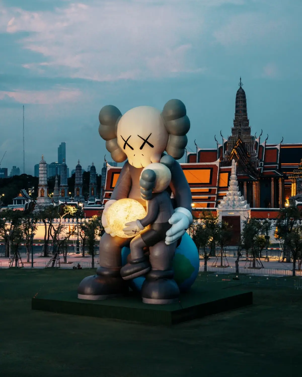KAWS : HOLIDAY ครั้งแรกในไทย! ฟิกเกอร์ยักษ์เช็กอินกลางสนามหลวง