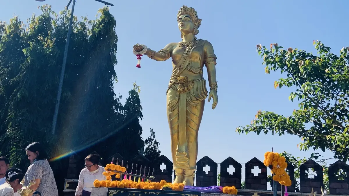 อนุสาวรีย์พระนางจามเทวี ปฐมกษัตริย์แห่งอาณาจักรหริภุญไชย ที่ตำบลห้วยอ้อ อำเภอลอง จังหวัดแพร่