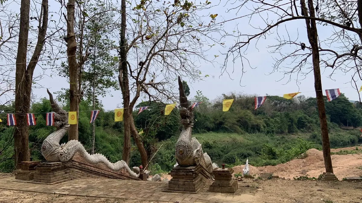 บรรไดนาคทางขึ้น-ลงแม่น้ำยมในบริเวณดอนลี่เหลี้ยมแหลม