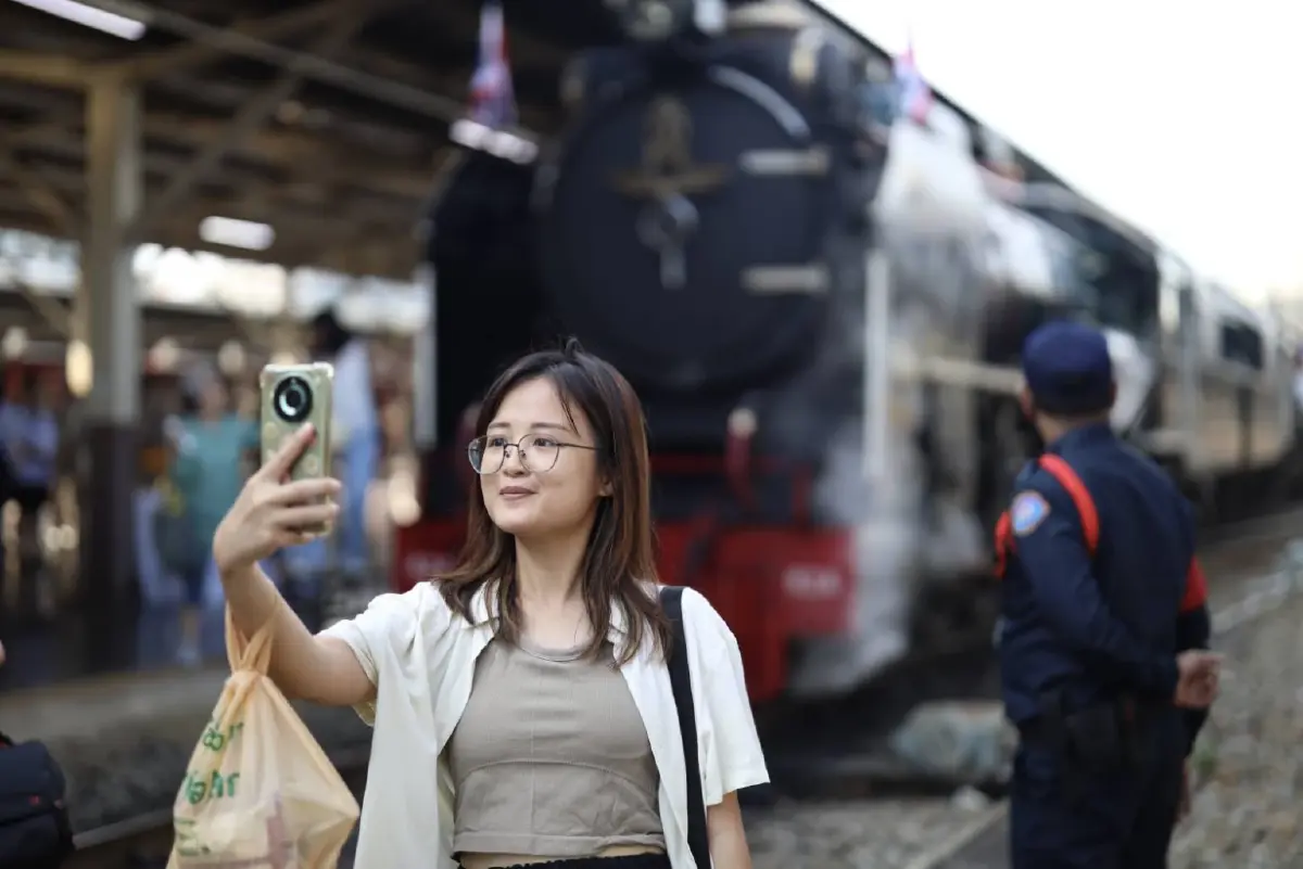 ย้อนวันวาน! "รถจักรไอน้ำ" เที่ยว กรุงเทพฯ-นครปฐม ฉลองวันฉัตรมงคล