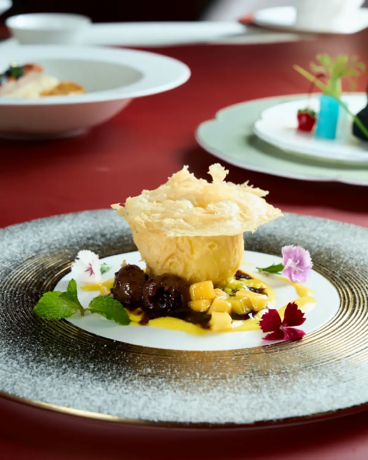 ไอศกรีมมะม่วงทอด เสิร์ฟพร้อมข้าวเหนียวดำ