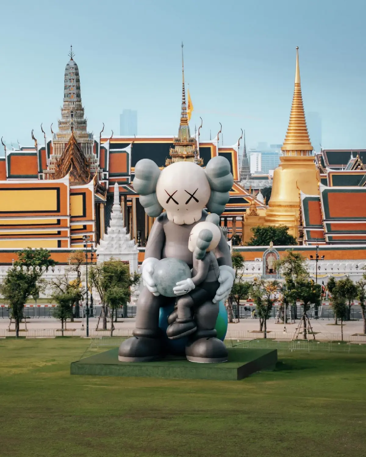 KAWS : HOLIDAY ครั้งแรกในไทย! ฟิกเกอร์ยักษ์เช็กอินกลางสนามหลวง