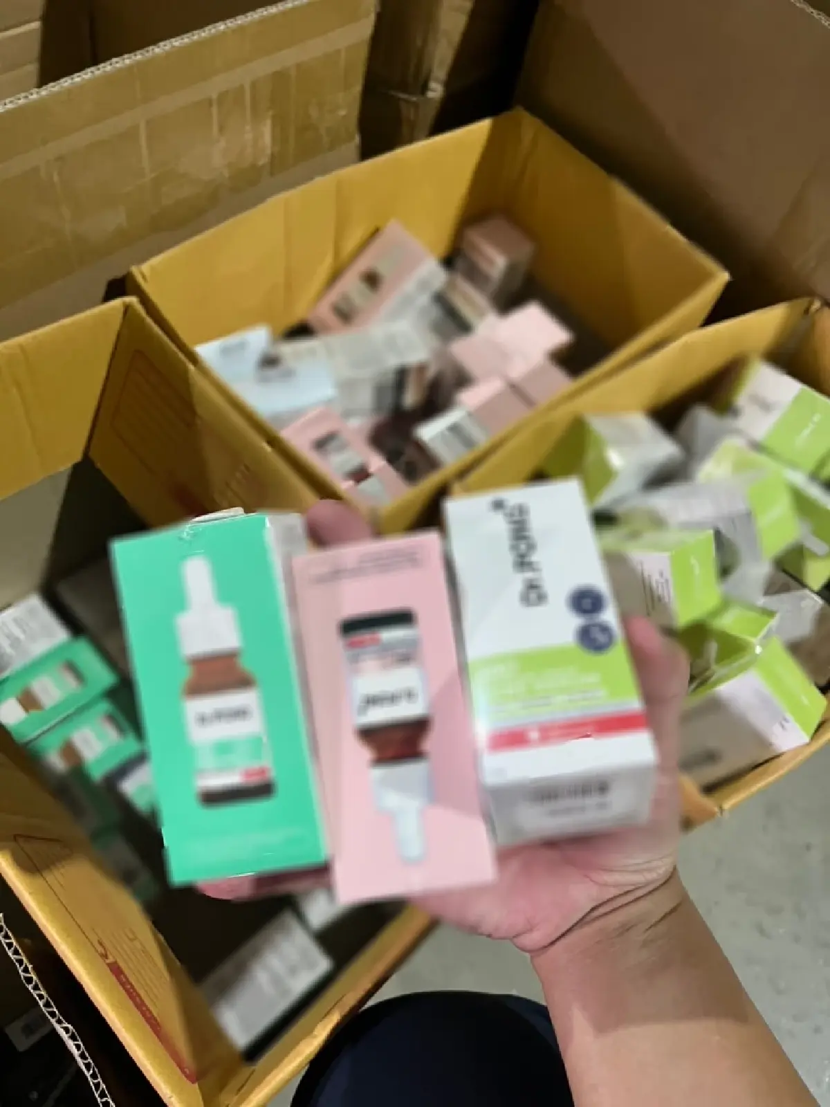 ทลาย! โกดังสินค้าเถื่อน จับ '2 จีนเทา' ปลอม "สากกะเบือยันเรือรบ"