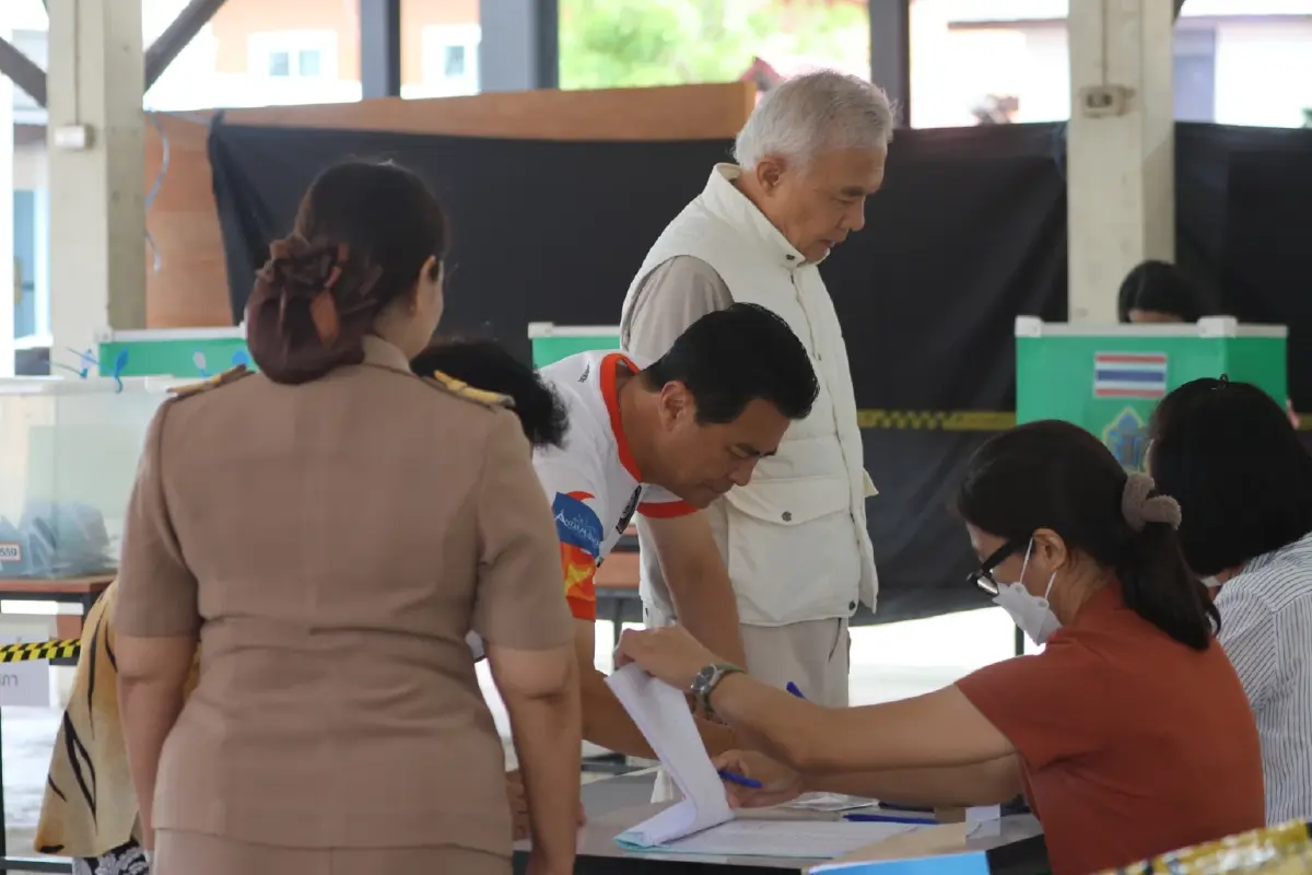 "สุวัจน์-เทวัญ" ใช้สิทธิลงคะแนนเลือกตั้งนายกเล็กโคราช