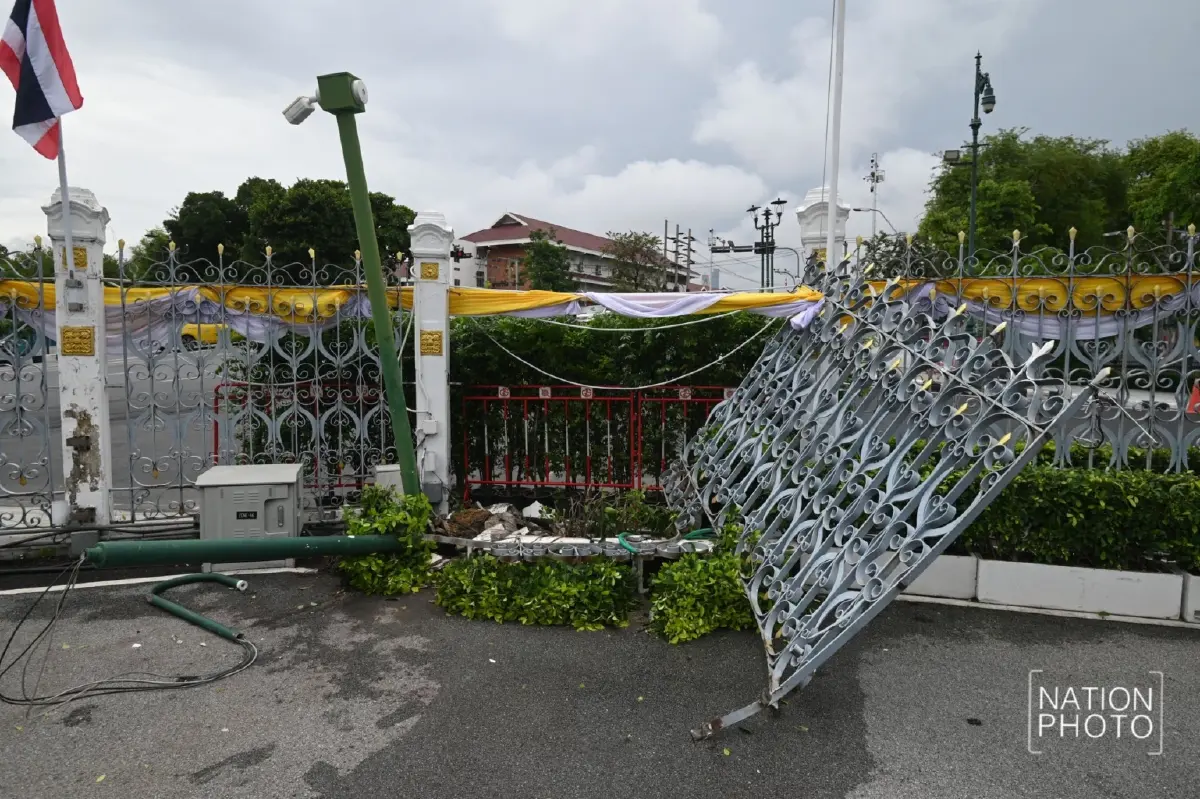 ชนสนั่นทำเนียบรั้วพัง! แท็กซี่เมาซิ่งถูกตำรวจรวบทันควัน