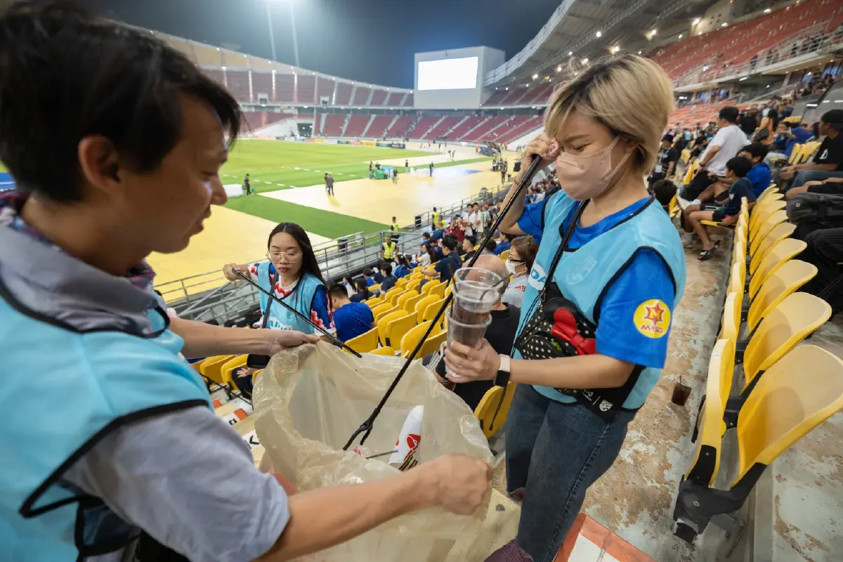 แฟนบอลไทยร่วมเก็บขยะเชียร์บอลสะอาดกับไดกิ้นในแคมเปญใส่ใจโลก