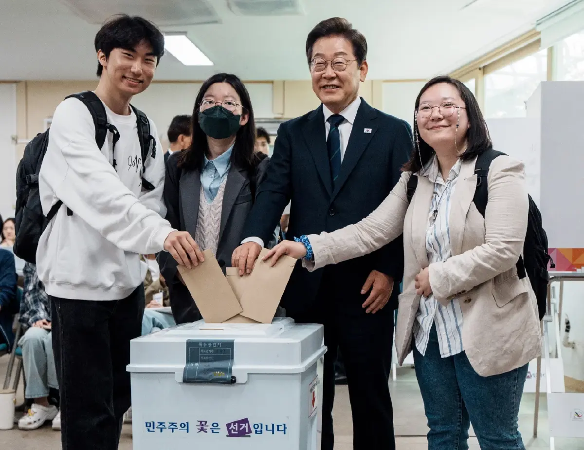 อี แจ-มยอง ออกมาใช้สิทธิ์เลือกตั้งล่วงหน้า