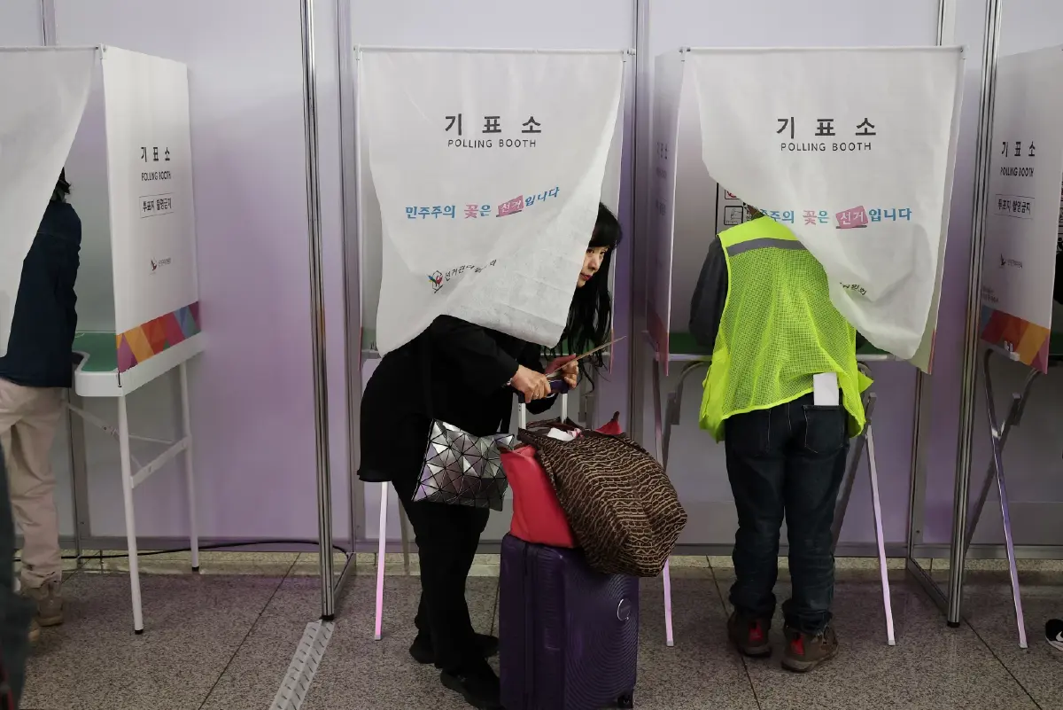 เกาหลีใต้แห่ใช้สิทธิ์เลือกตั้งล่วงหน้าคึกคัก ชี้ชะตาปธน.ใหม่