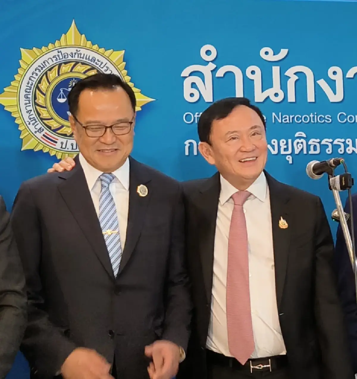 "ทักษิณ" ปัดขัดแย้ง "อนุทิน" ลั่น! "แดง-น้ำเงิน" ผสมกันเป็นสีม่วง