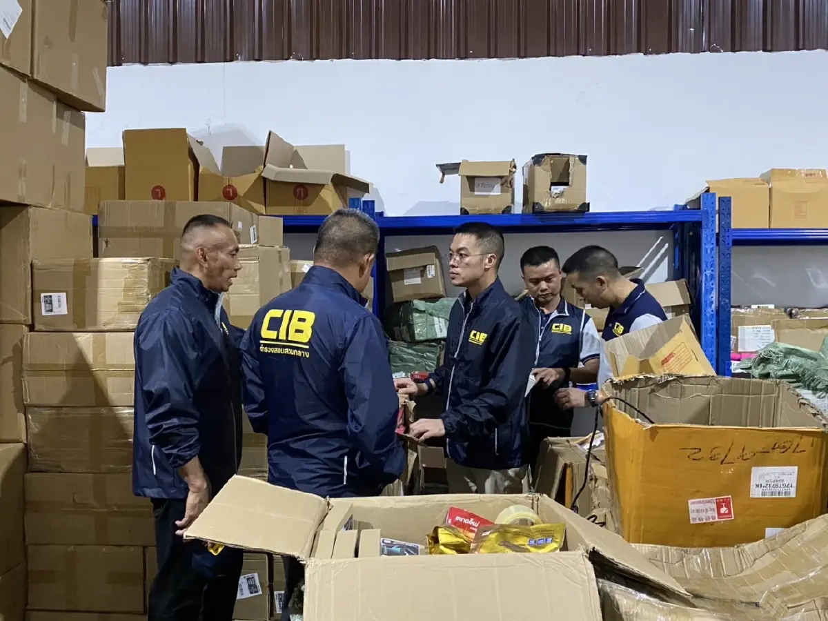 ทลาย! โกดังสินค้าเถื่อน จับ '2 จีนเทา' ปลอม "สากกะเบือยันเรือรบ"