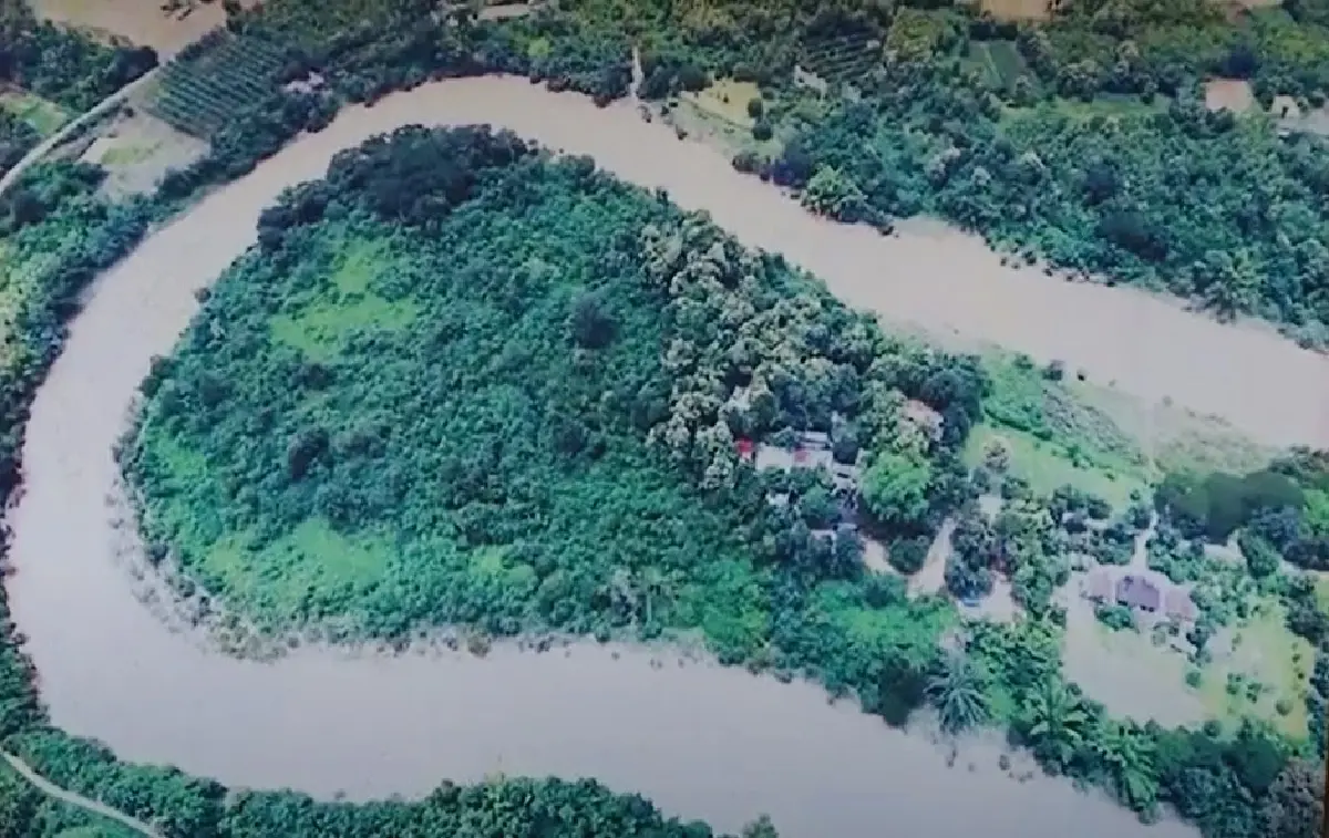 ดอนลี่เหลี้ยมแหลม ทีแม่น้ำยมล้อมรอบจนทำให้เกือบเป็นเกาะกลางน้ำ 